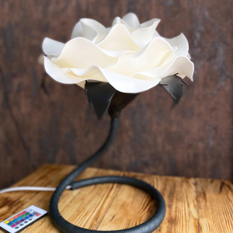 Rosa Bianca a Gambo Nero — GlowBlooms, fatto a mano a Collesalvetti