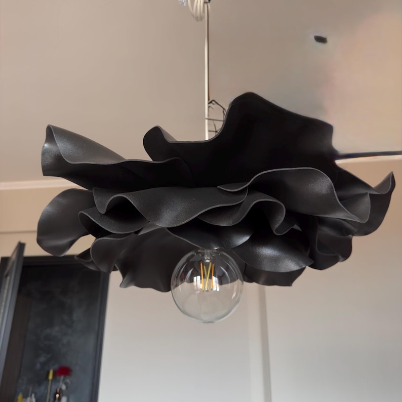 Lampadario Fiore Nero — GlowBlooms, fatto a mano a Collesalvetti