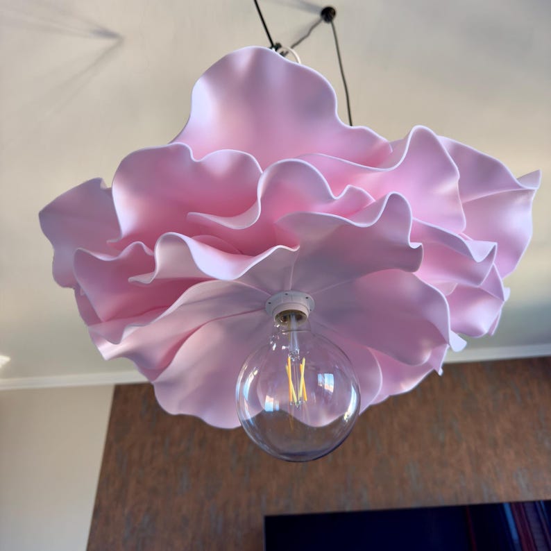 Lampadario Fiore Rosa Cipria — GlowBlooms, fatto a mano a Collesalvetti