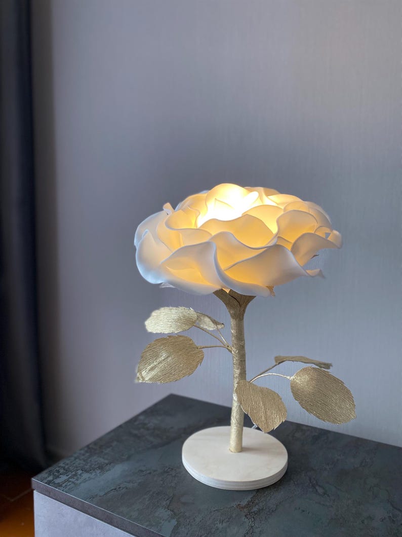 Fiore da Comodino con Foglie — GlowBlooms, fatto a mano a Collesalvetti