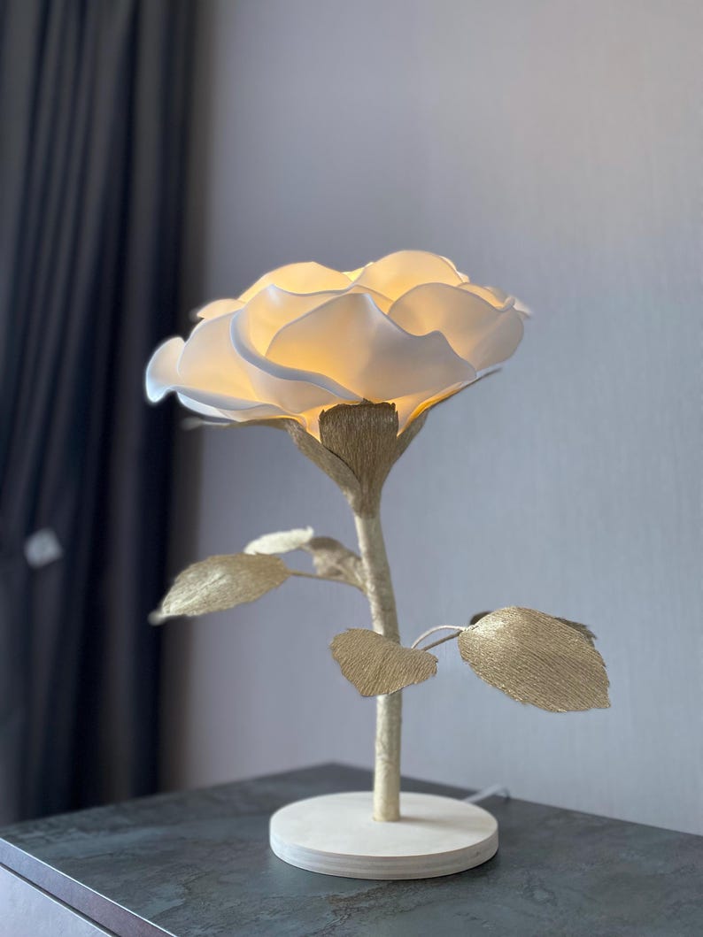 Fiore da Comodino con Foglie — GlowBlooms, fatto a mano a Collesalvetti