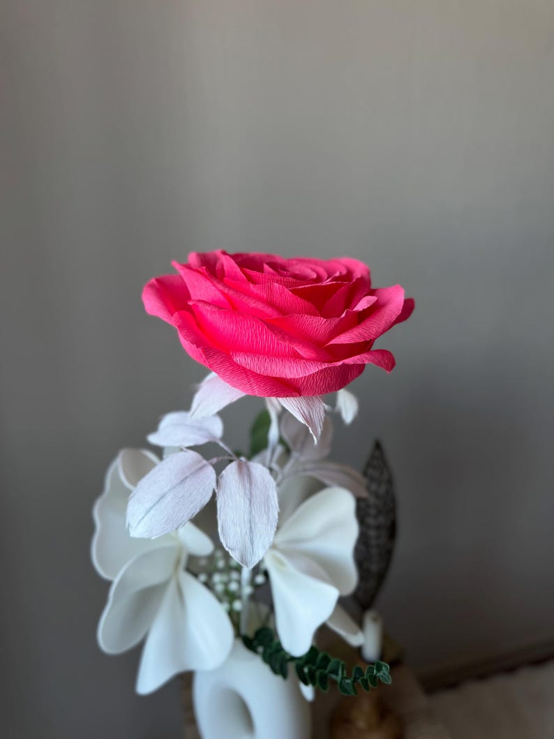 Centrotavola con Rosa in Carta — GlowBlooms, fatto a mano a Collesalvetti