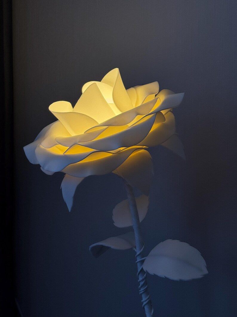 Rosa bianca da comodino — GlowBlooms, fatto a mano a Collesalvetti