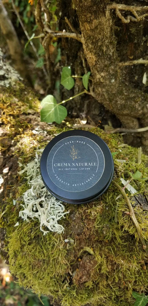 Il coperchio del vasetto di metallo, con il ramo d'olivo e la scritta Crema Naturale