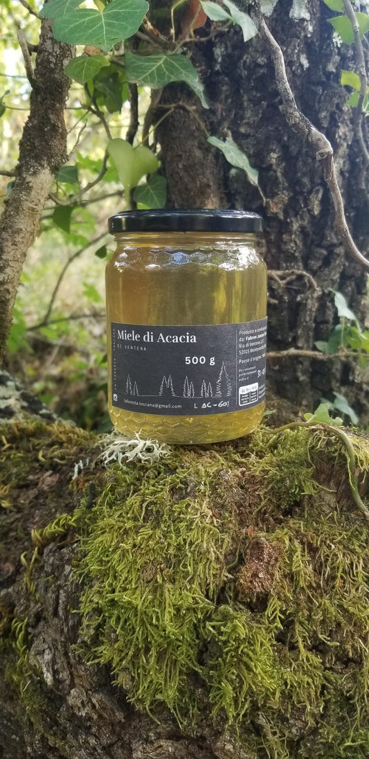 Il vasetto da 500 g con l'etichetta Miele di Acacia, appoggiato sul muschio