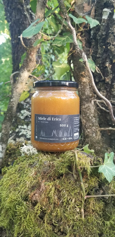 Il vasetto da 500 g con l'etichetta Miele di Erica: dentro il miele è opaco e cristallizzato