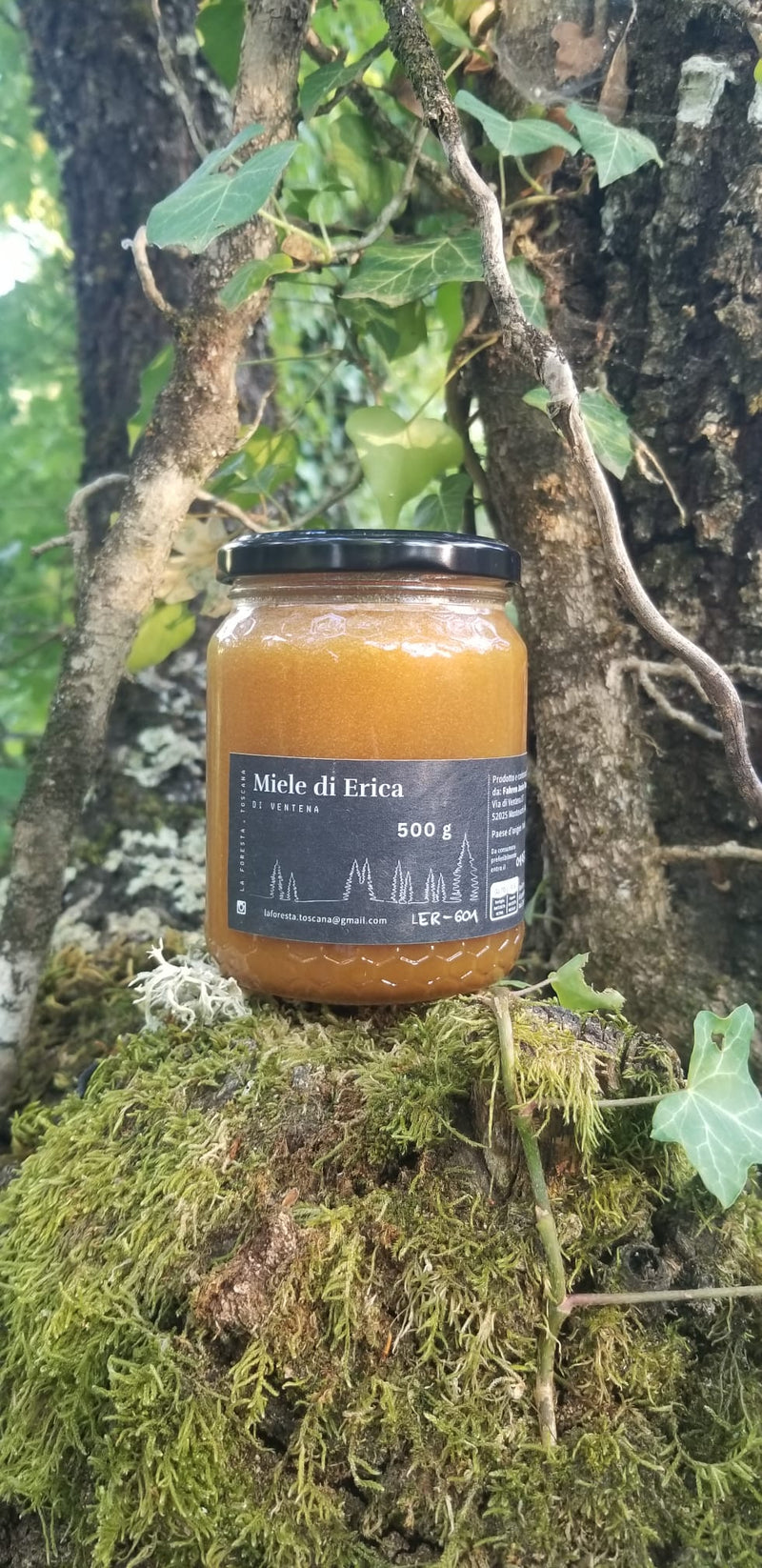 Il vasetto da 500 g con l'etichetta Miele di Erica: dentro il miele è opaco e cristallizzato