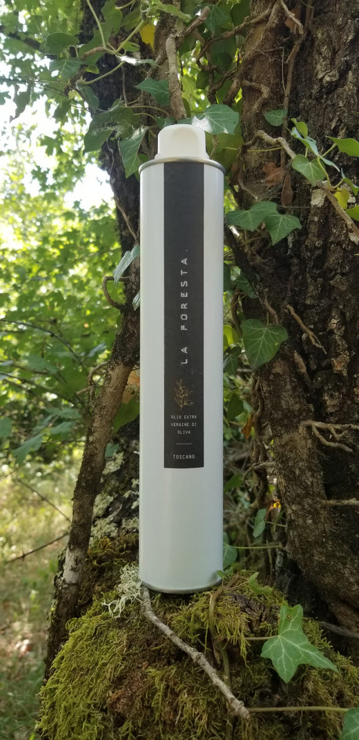 La bottiglia da 500 ml in alluminio bianco, fronte, stretta e alta