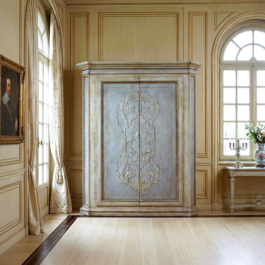 L'armadio 411 in una sala con boiserie chiara, fra due finestre: il girale d'acanto attraversa le due ante