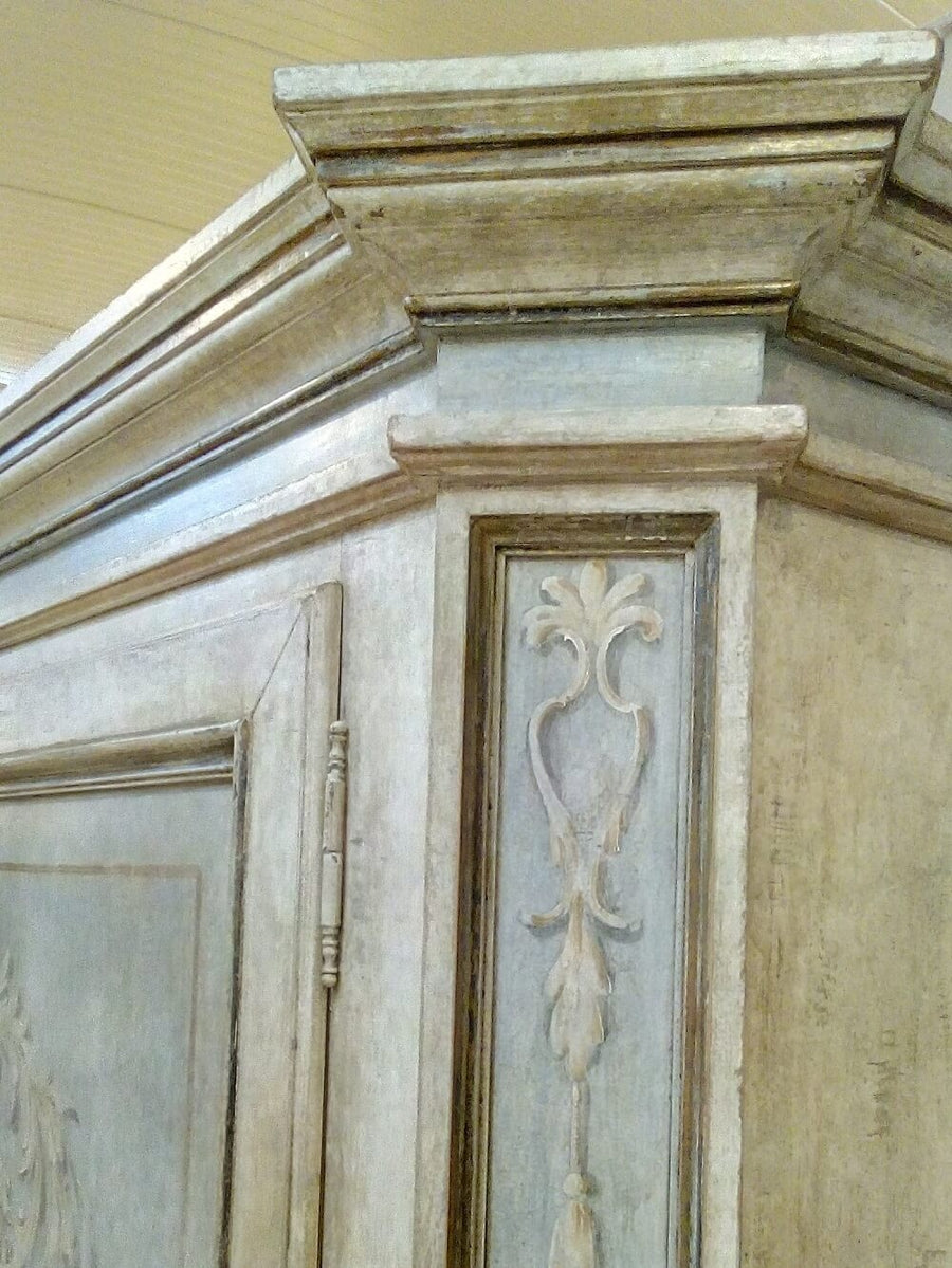 Dettaglio ravvicinato del rilievo e della cera: la modanatura di gola sopra il pannello