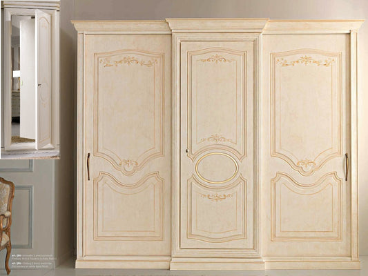 L'armadio 580 chiuso: le tre ante avorio con i riquadri sagomati e il decoro pennellato antica toscana