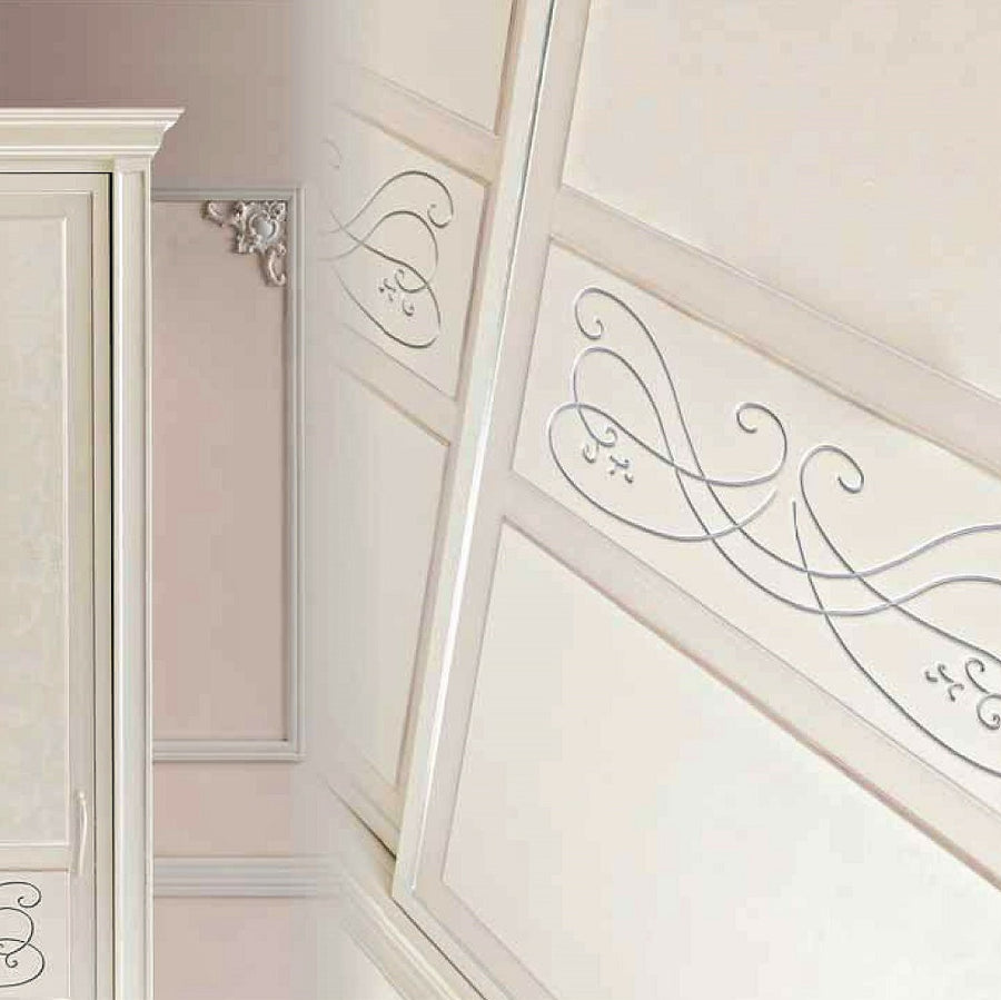 Il decoro da vicino: il tralcio in argento sotto la modanatura e l'angolo della cornice in alto