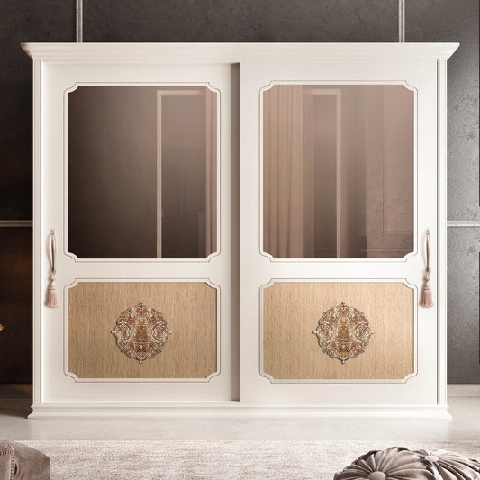 L'armadio 872 di fronte: gli specchi bronzo in alto, i pannelli in rovere perlato con l'intaglio in argento e i fiocchi alle maniglie