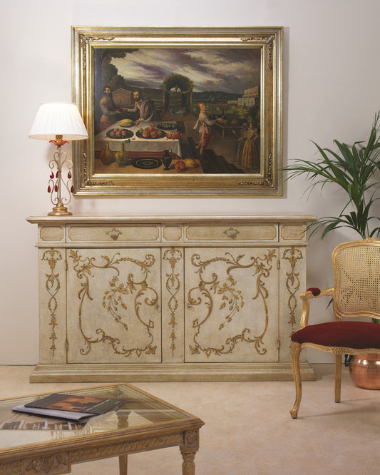 La credenza 383 a parete sotto un quadro: i campi riquadrati con i girali dipinti e la fila di cassetti sopra le ante