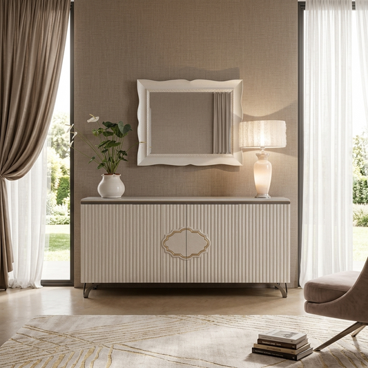 La credenza 4020 sotto una specchiera, davanti alla tenda: il fronte liscio, la cartella intagliata al centro e le gambe alte