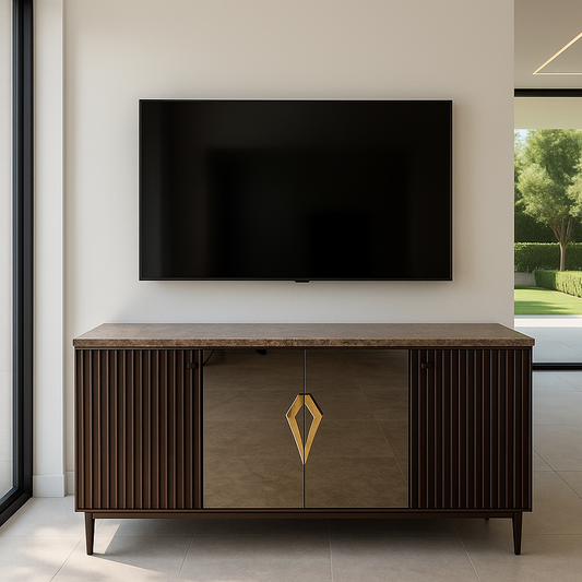 La credenza 4024 di fronte: le doghe verticali in bronzo scuro, il campo centrale chiaro con il rombo dorato e il piano in pietra
