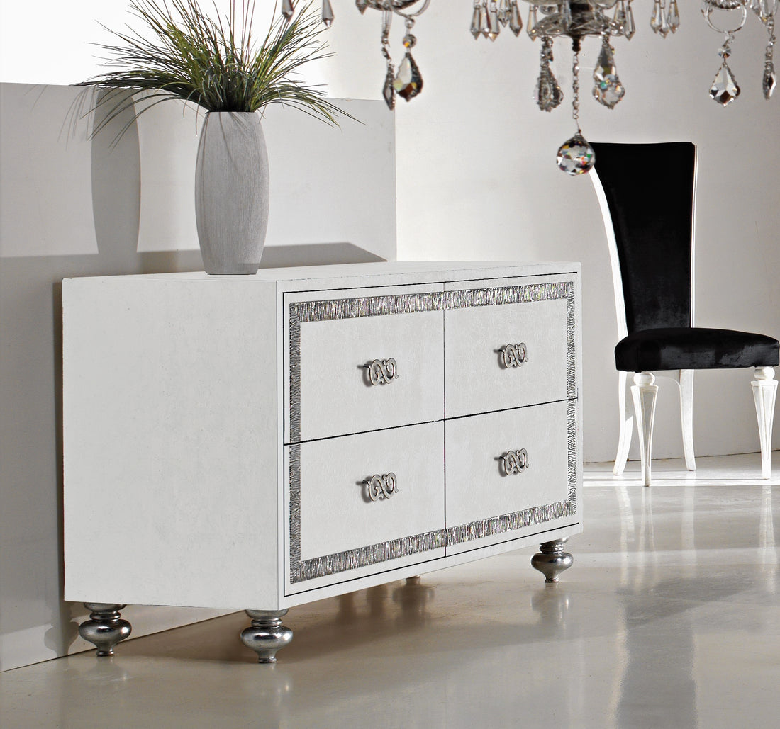 La credenza 544 in una stanza chiara: i quattro cassetti, le bande a grana fitta e le maniglie a riccioli affrontati