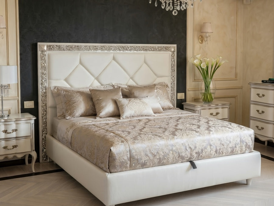 Il letto di tre quarti, con il giroletto imbottito bianco e la maniglia del contenitore