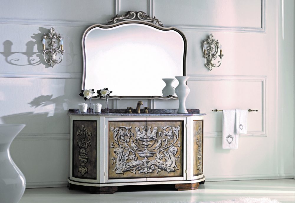 Il mobile bagno 508 con la specchiera 1580 e le due appliques 3005: il fronte a rilievo e il piano in marmo