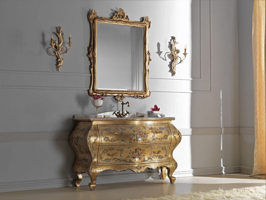 Il mobile bagno 510 con la specchiera 1581 e le appliques 3007: il fronte bombato dorato e il piano in marmo