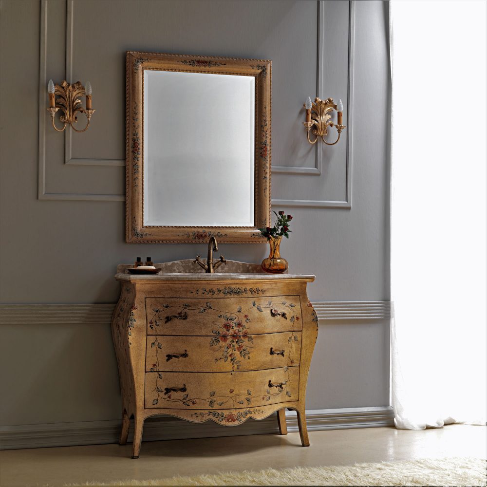 The 516 bathroom unit with the 1576 mirror and the 3006 wall light: the bowed body in gold and the painted vine scrolls