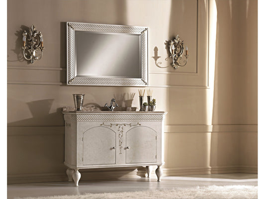Il mobile bagno 517 a parete con la specchiera 1586 e le due appliques: le ante piane riquadrate e il piano in marmo