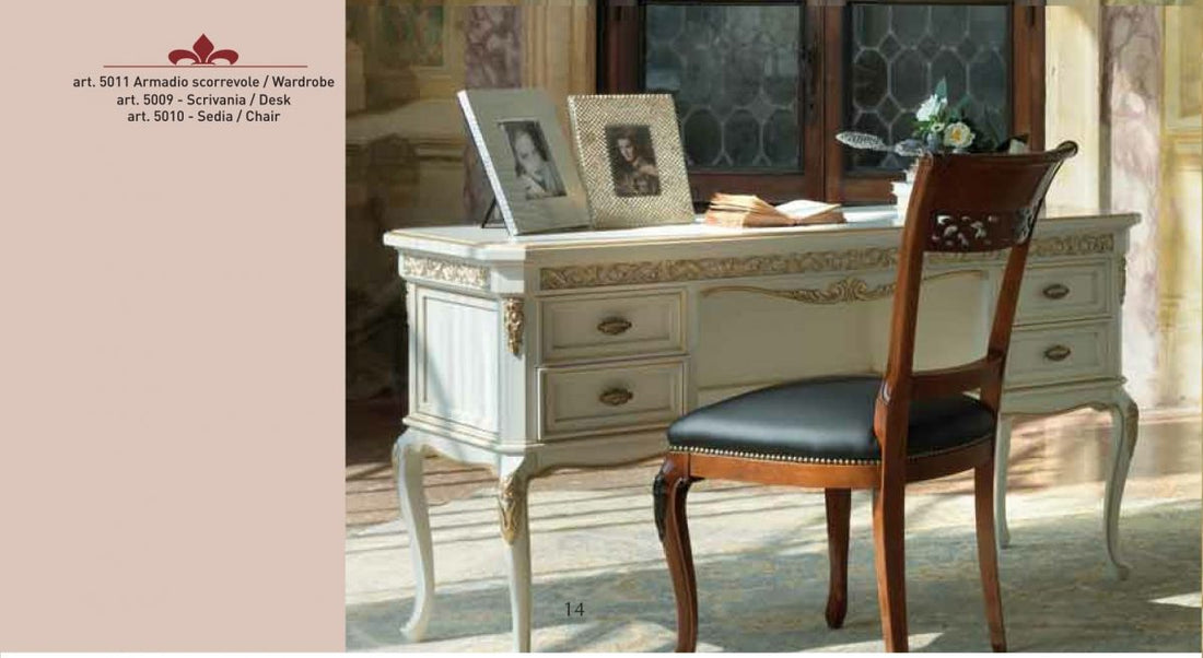 La pagina di catalogo della scrivania 5009 davanti a una finestra, con la sedia 5010 in noce accostata