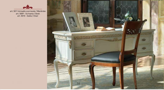 La pagina di catalogo della scrivania 5009 davanti a una finestra, con la sedia 5010 in noce accostata