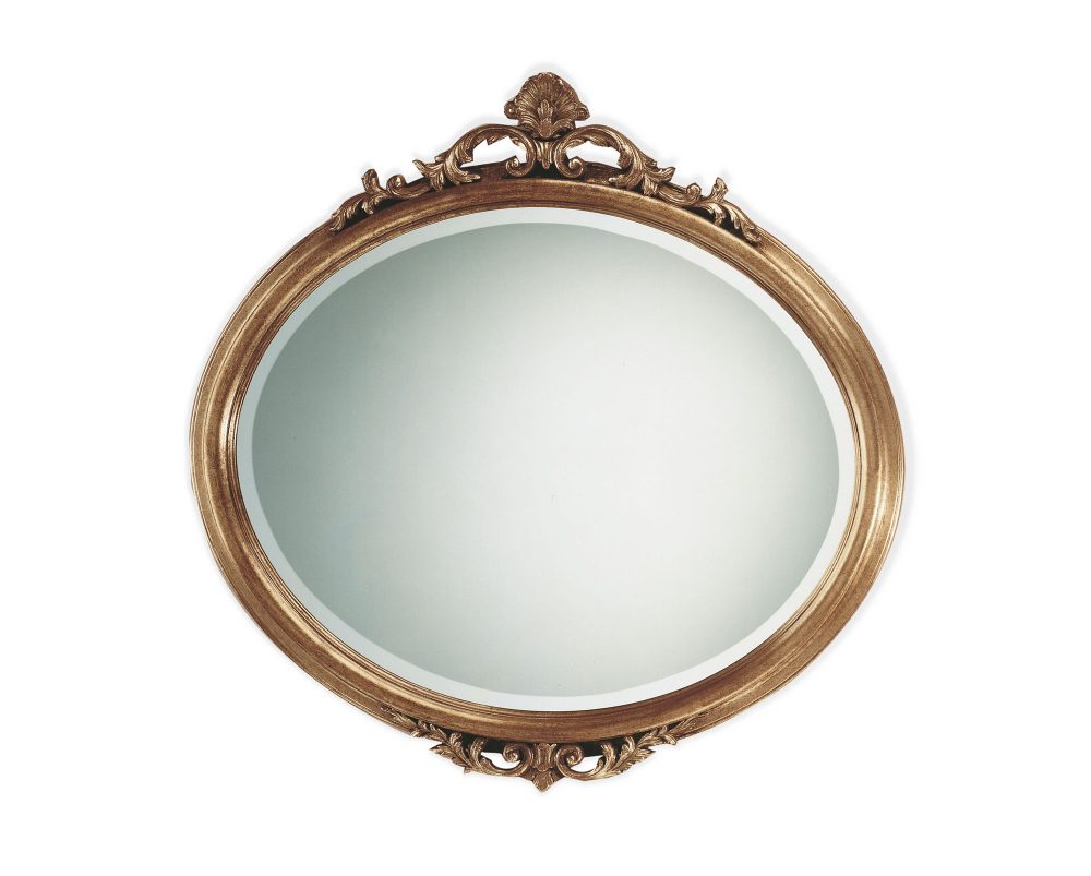 The oval 1440 mirror in antique gold, with the two small carvings at the top and at the bottom and the bevelled edge of the glass