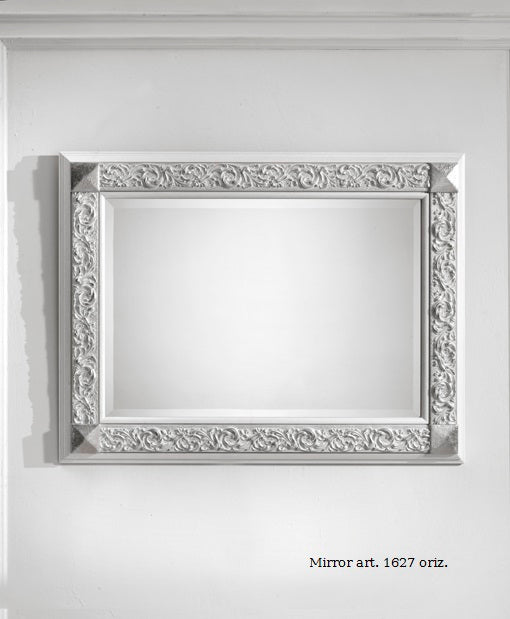 La specchiera 1627 nella versione orizzontale: la cornice bianca con la fascia intagliata e ripassata in argento