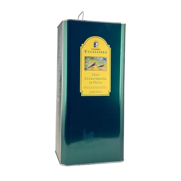 Latta da cinque litri di olio extravergine della Fattoria Uccelliera nella sua scatola verde, su fondo bianco