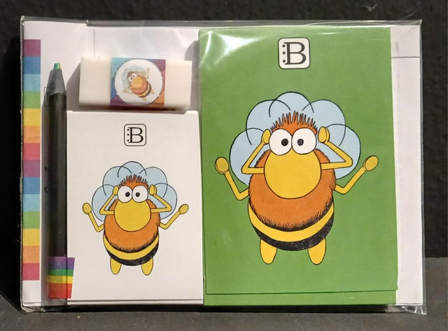 Il kit Leggi & Colora dedicato all'Ape, chiuso nella busta: i due taccuini, la matita, il righello e la gomma
