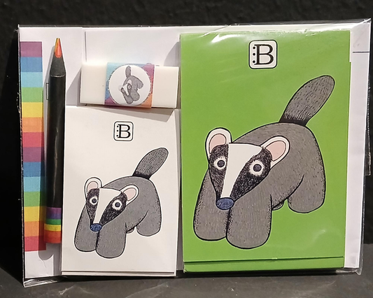 Il kit Leggi & Colora dedicato al Tasso, chiuso nella busta: i due taccuini, la matita, il righello e la gomma