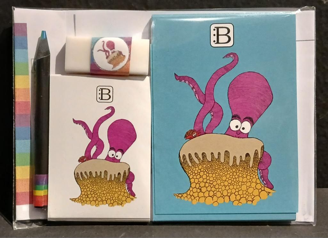 Il kit Leggi & Colora dedicato al Polpo, chiuso nella busta: i due taccuini, la matita, il righello e la gomma