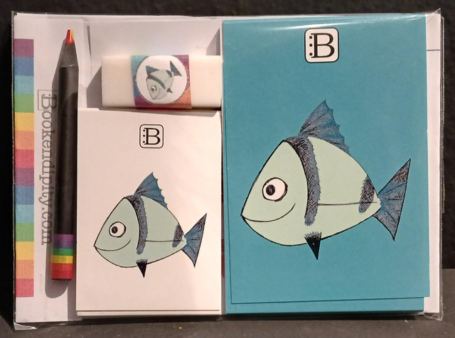 Il kit Leggi & Colora dedicato al Sarago, chiuso nella busta: i due taccuini, la matita, il righello e la gomma