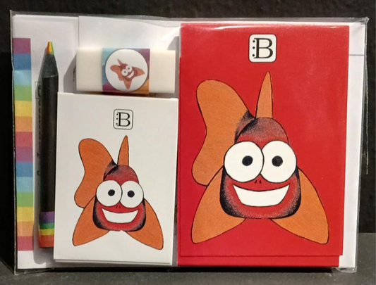 Il kit Leggi & Colora dedicato al Pesce Rosso, chiuso nella busta: i due taccuini, la matita, il righello e la gomma