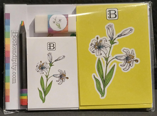 Il kit Leggi & Colora dedicato al Giglio, chiuso nella busta: i due taccuini, la matita, il righello e la gomma