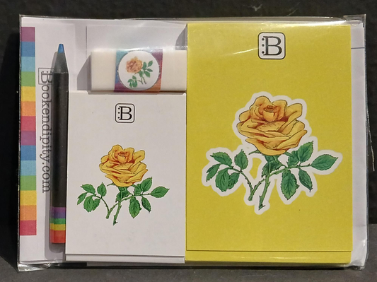 Il kit Leggi & Colora dedicato alla Rosa, chiuso nella busta: i due taccuini, la matita, il righello e la gomma