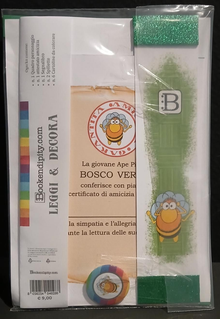 Il contenuto del kit dedicato all'Ape: l'attestato di amicizia, il segnalibro e la spilletta