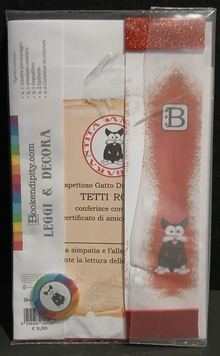 Il contenuto del kit dedicato al Gatto: l'attestato di amicizia, il segnalibro e la spilletta