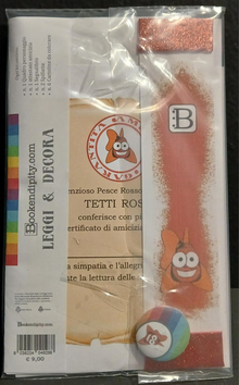 Il contenuto del kit dedicato al Pesce Rosso: l'attestato di amicizia, il segnalibro e la spilletta