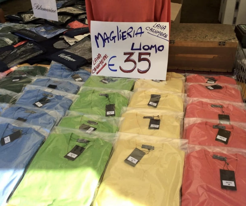 Maglieria uomo impilata per colore sul banco