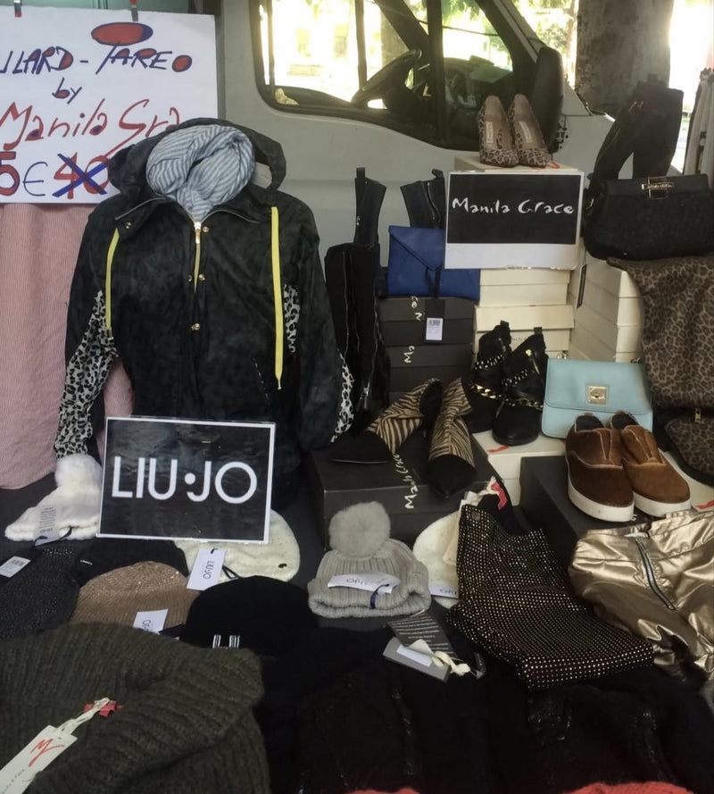Il tavolo degli accessori del banco Martinelli Moda: borse, scarpe e cappelli