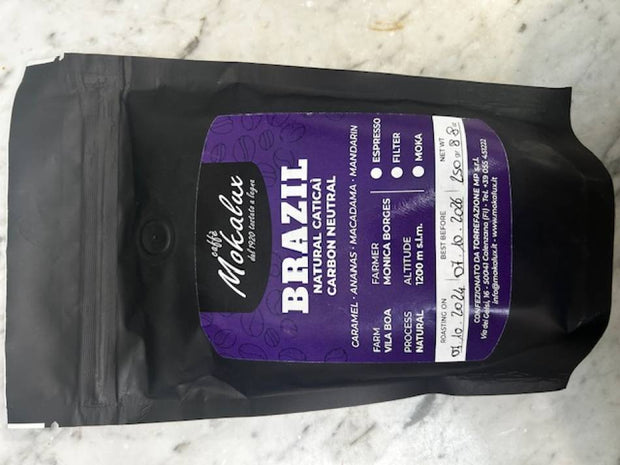 Il sacchetto nero del Brazil Natural Catucai Carbon Neutral, con l'etichetta viola