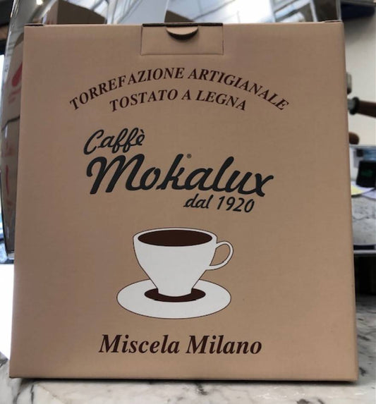 La scatola di cartone della Miscela Milano, con la dicitura torrefazione artigianale tostato a legna