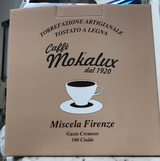 La scatola di cartone delle cialde, con il marchio Caffe Mokalux dal 1920 e la dicitura Miscela Firenze
