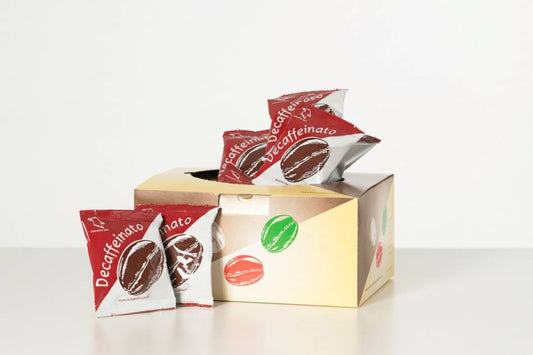 Le scatole delle cialde decaffeinato