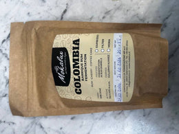 Il sacchetto kraft della Colombia Barrique Rum, con la data di tostatura scritta a mano sull'etichetta