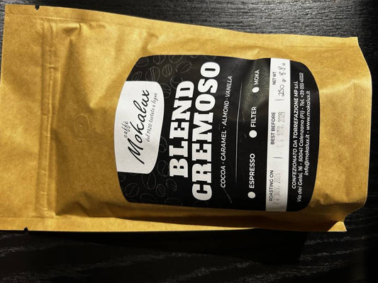 Il sacchetto kraft da un quarto di chilo della miscela Blend Cremoso, con l'etichetta nera