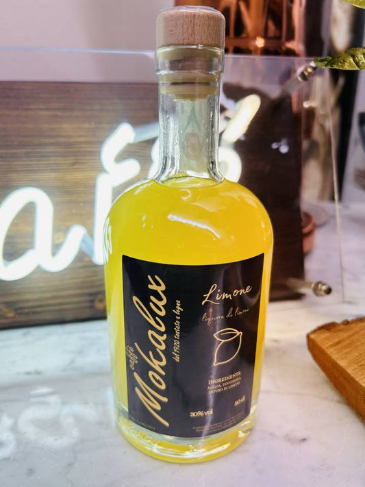 La bottiglia del liquore di limoni, gialla e chiusa con il tappo di sughero